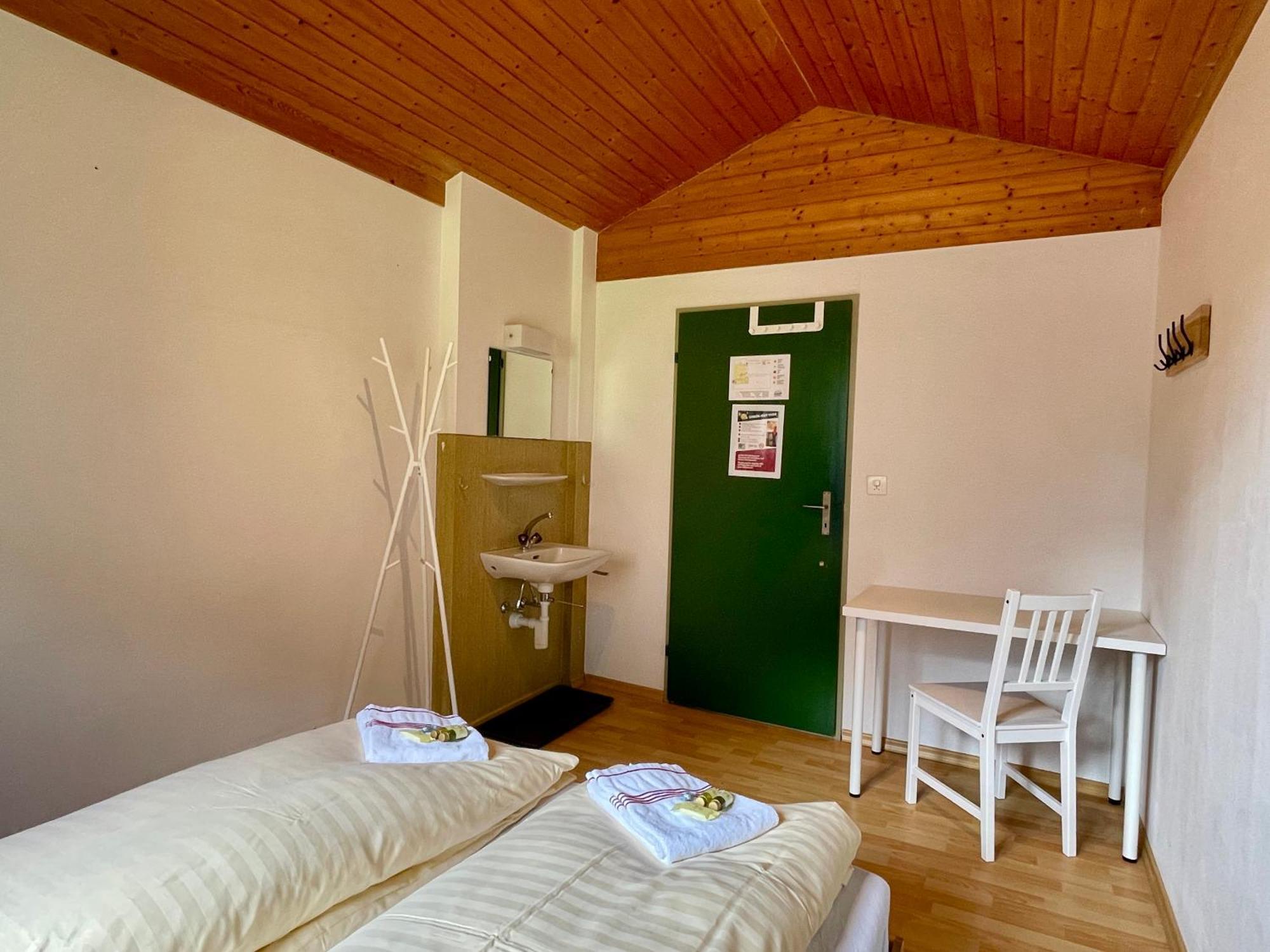 Alpine Base Hostel - Adults Only Лаутербруннен Екстер'єр фото