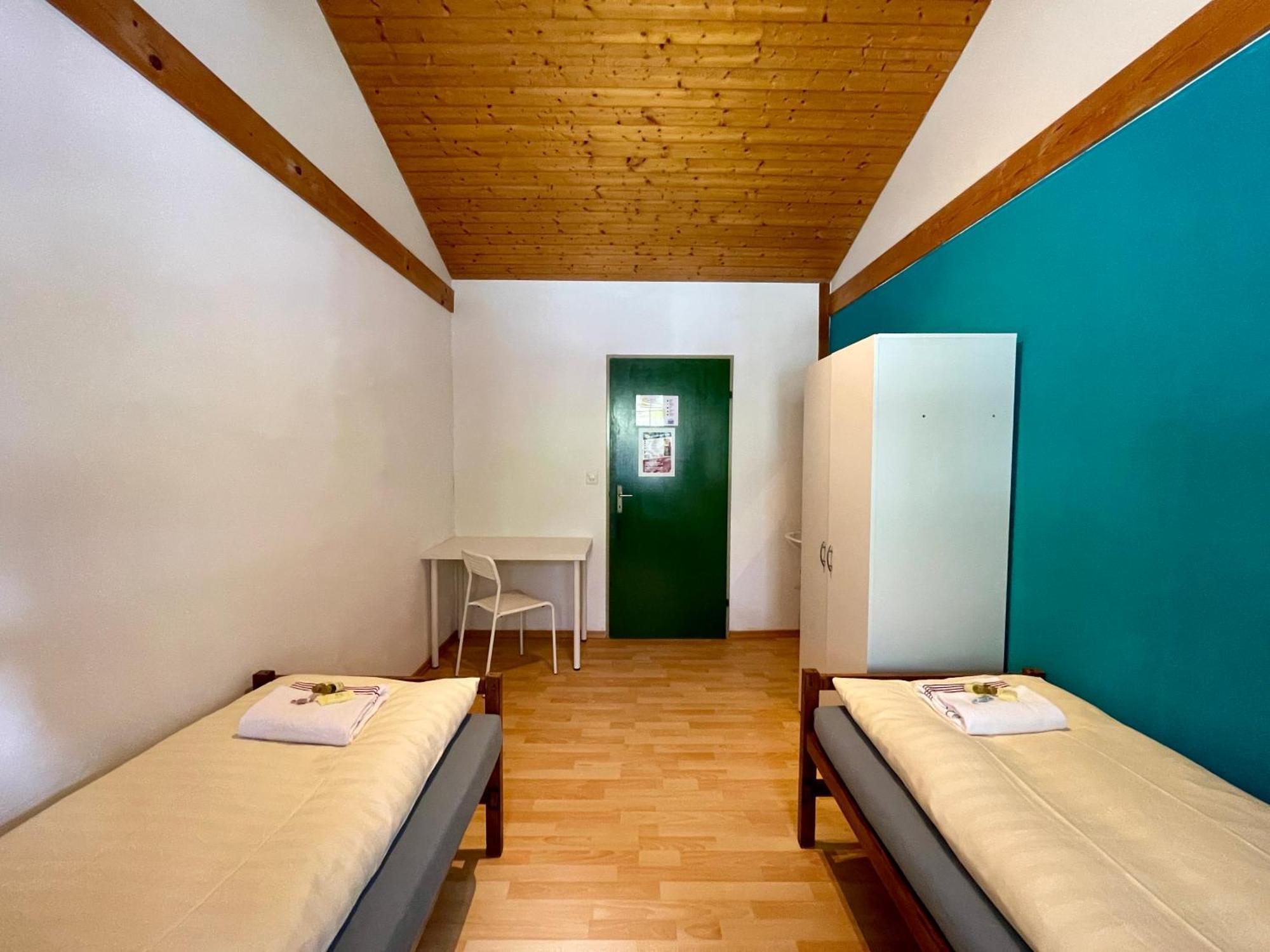 Alpine Base Hostel - Adults Only Лаутербруннен Екстер'єр фото