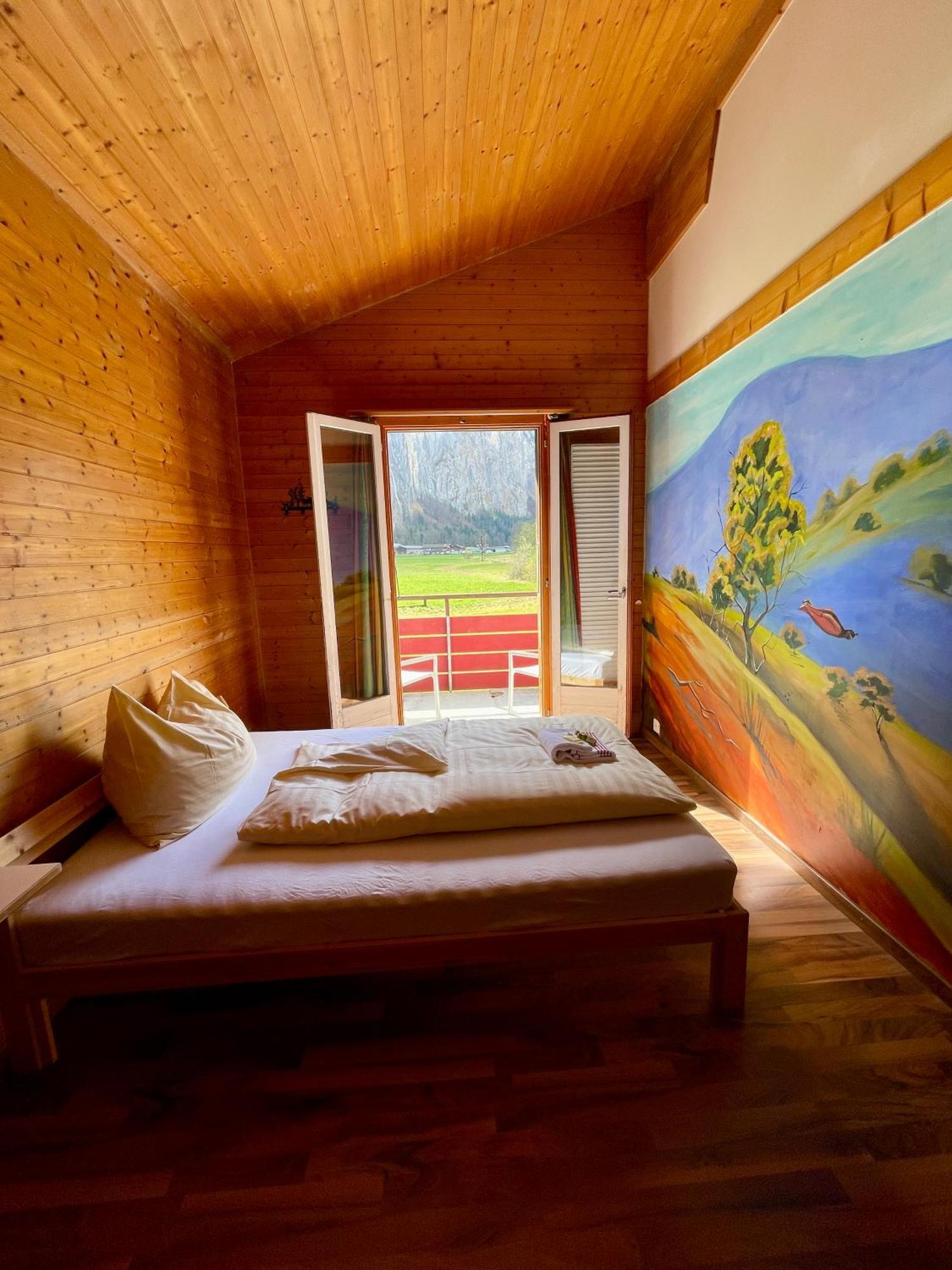 Alpine Base Hostel - Adults Only Лаутербруннен Екстер'єр фото